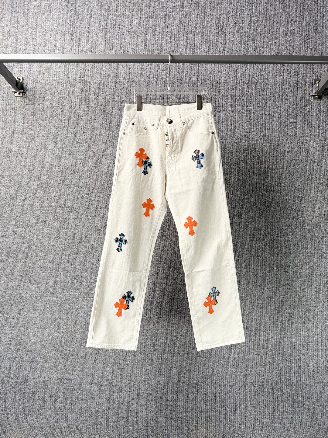 P260 💰 (Top version) Chrome Hearts/Chrome Hearts Classic white and orange cow series colored leather cross washed color fabric unisex denim trousers Vibe style straight stacked god-level version Carbon fine bias denim color cloth Old vintage full set of hardware - Chrome Hearts white cow series The high version uses high-ounce custom fabrics, fermentation washing and soft color fixation, soft and thick to wear. The details are all made by hand-polished craftsmanship. All-over printed jacquard fabric Unique design style. Through multiple processes to create a full retro feel. Unique niche non-contrast shirt. Customized distressed spray-painted buttons. Craftsmanship in every detail. Color: white and orange. Size: 28-30-32-34 (corresponding to S-M-L-XL)